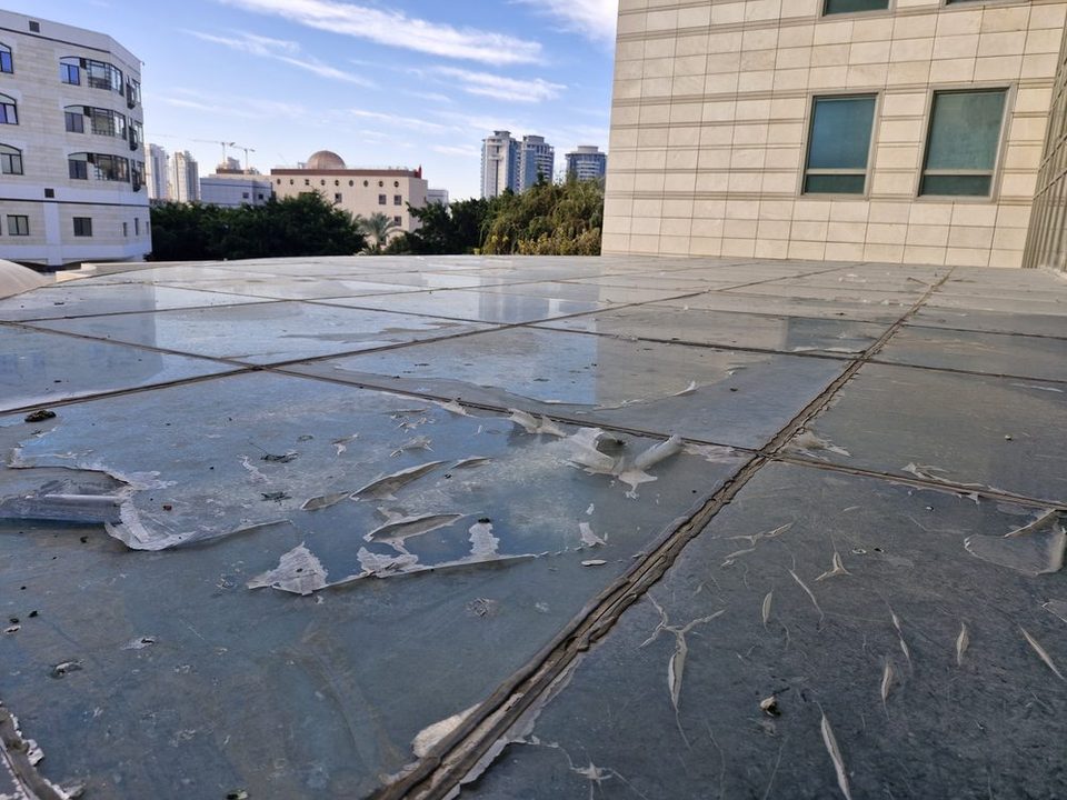 זיגוג הסקיילייט הישן מלמעלה — מישקי סיליקון מתבלים ושרידי טפט הצללה